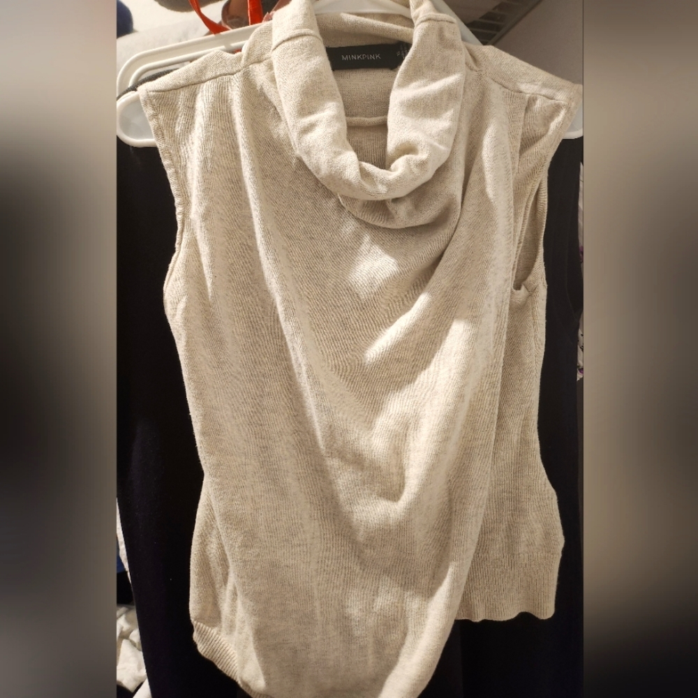 Sleeveless relaxed turtle neck